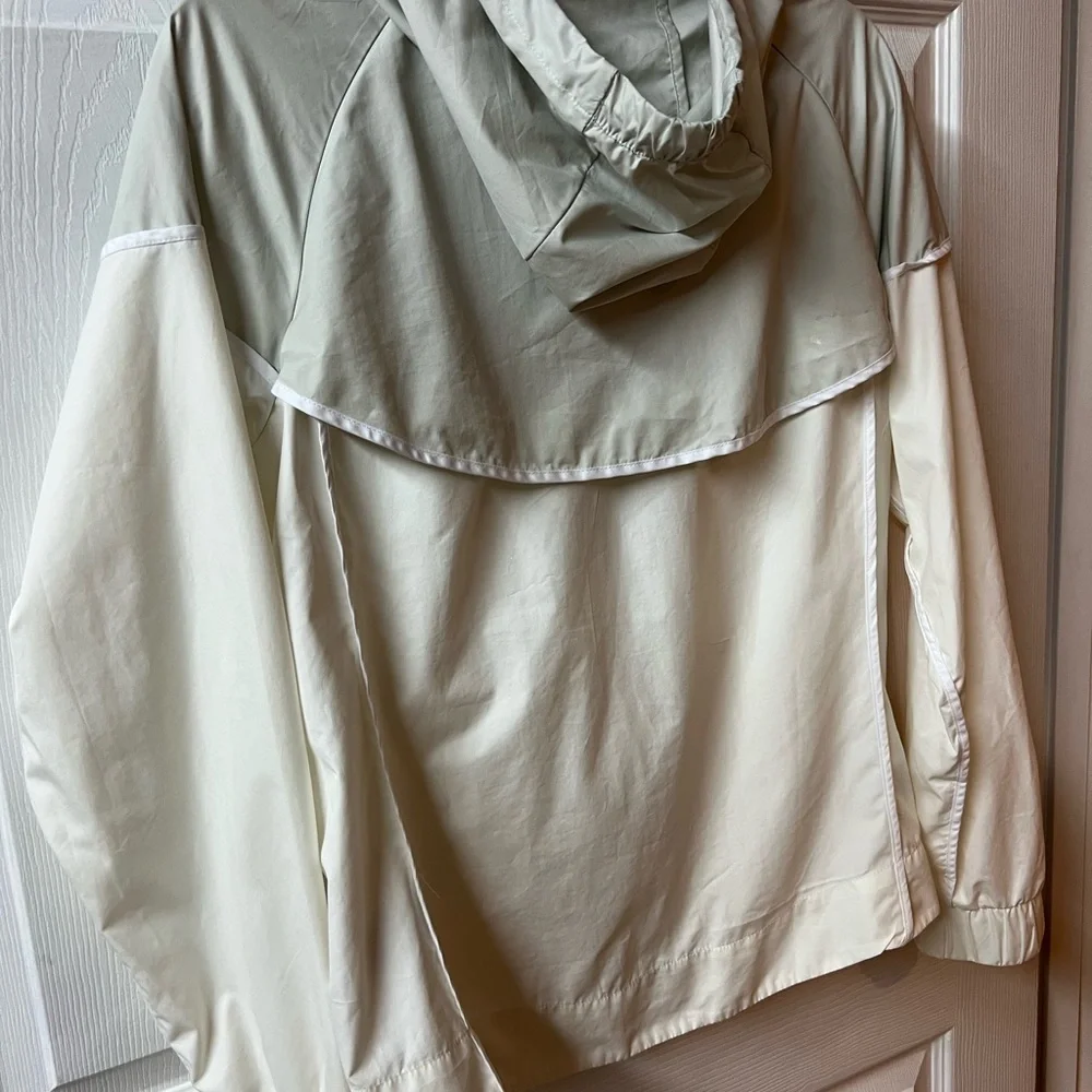 Nike Cream, White, & Gray Windbreaker - Picture 9 of 9